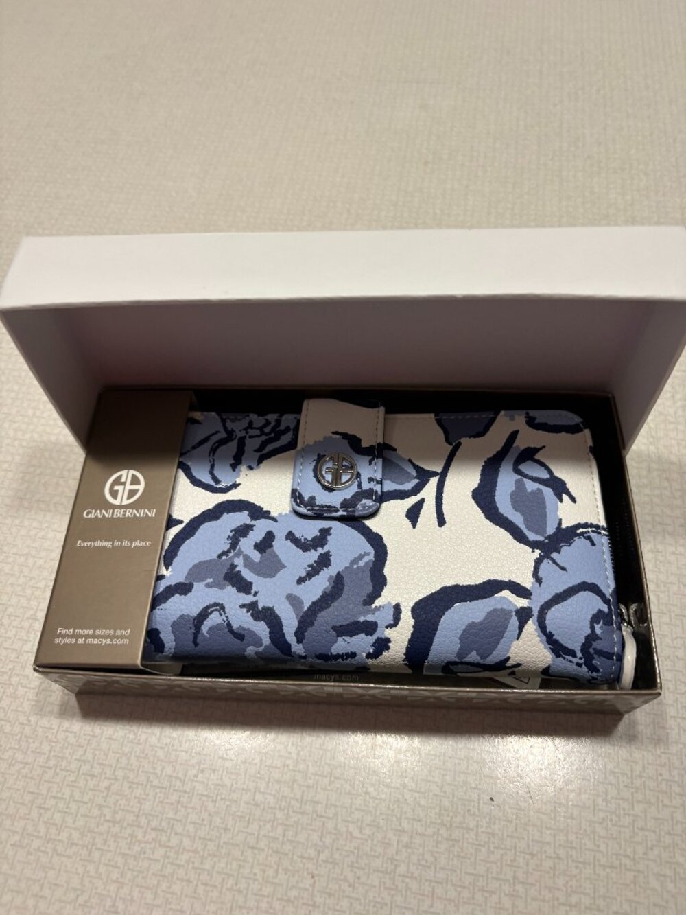 NWT GIANI BERNINI In its gift box in a beautiful Floral Pattern